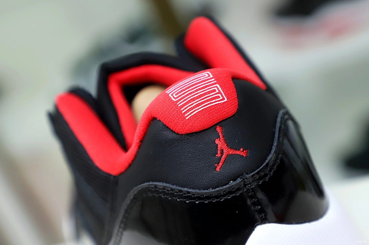 RETRO JORDAN AIR LOW 11 BRED 1225
